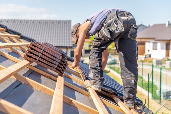 production of roofs from ceramic fired tiles on a family house.